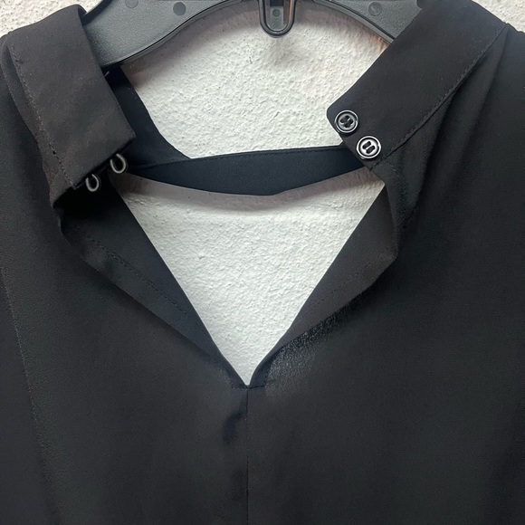 Candie's Sleek Black Top. Large - Picture 4 of 6